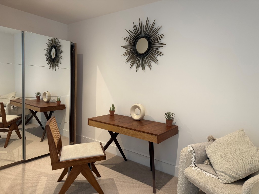 Lot: 132 - SPACIOUS TWO-BEDROOM APARTMENT WITH STUNNING SEA VIEWS AND PARKING - Master bedrooms dressing area